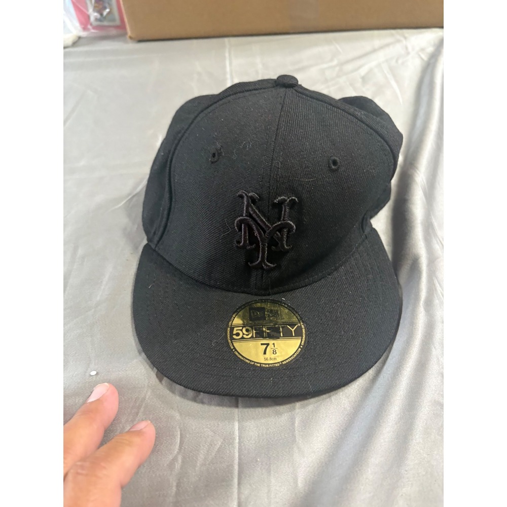 New Era 59FIFTY New York Mets Fitted Hat Size 7 1/8 Black on Black MLB Cap